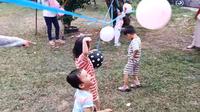 Para batita dan balita di Lorong Tanjung Kates Palembang berlomba-lomba memecahkan balon, dalam perayaan Kemerdekaan ke-79 Indonesia (Liputan6.com / Nefri Inge)