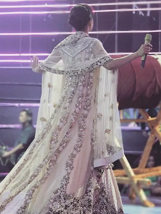 Tampilan gaun yang dikenakan Julia Perez sudah terlihat kemilaunya meskipun tampak belakang. (Photo : Instagram)