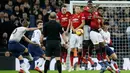 Striker Tottenham Hotspur, Harry Kane melakukan tendangan bebas saat berhadapan dengan Tottenham Hotspur selama pertandingan lanjutan Liga Inggris di stadion Wambley, London (13/1). MU 1-0 atas Tottenham. (AP Photo/Tim Ireland)