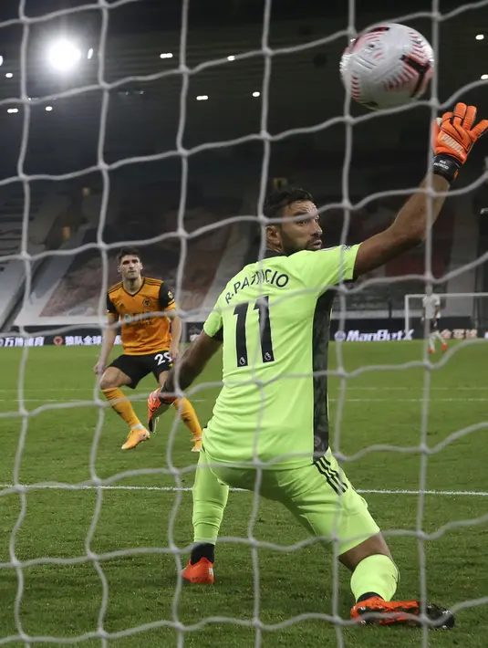 Penjaga gawang Wolverhampton Wanderers Rui Patricio menyaksikan bola masuk ke gawang setelah pemain Manchester City Gabriel Jesus mencetak gol pada pertandingan Liga Premier Inggris di Stadion Molineux, Wolverhampton, Inggris, Senin (21/9/2020). The Citizens menang 3-1. (Marc Atkins/Pool via AP)