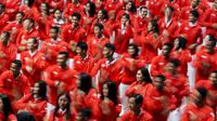 Para atlet joget bersama saat acara pengukuhan kontingen Indonesia di Istora Senayan, Jakarta, Minggu (5/8/2018). Pada Asian Games XVIII, Indonesia menurunkan 938 atlet. (Bola.com/Vitalis Yogi Trisna)