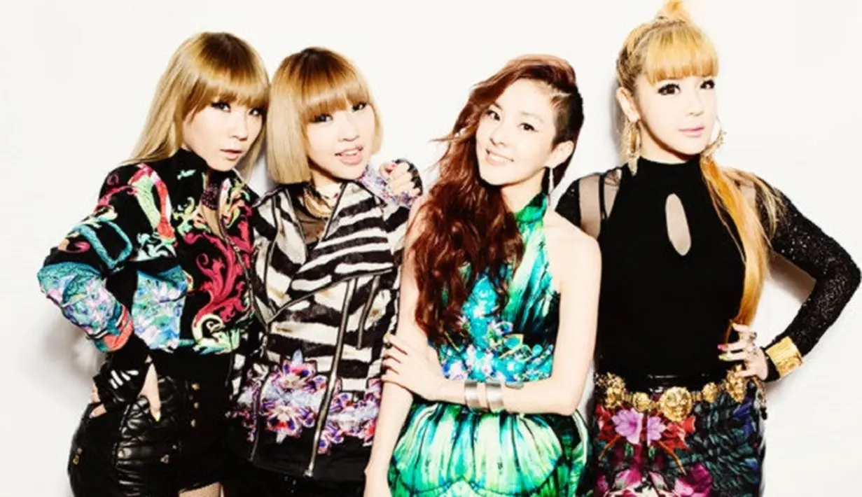 2NE1 merupakan kepanjangan dari New Evolution of the 21st Century. Para personel 2NE1 dikenal sebagai idol yang berani tampil dengan gayanya sendiri. (Foto: Soompi.com)
