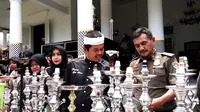 Bupati Dedi Mulyadi bersama Satpol PP Kabupaten Purwakarta menghancurkan barang bukti hasil razia berupa alat isap rokok shisha. (Liputan6.com/Abramena)