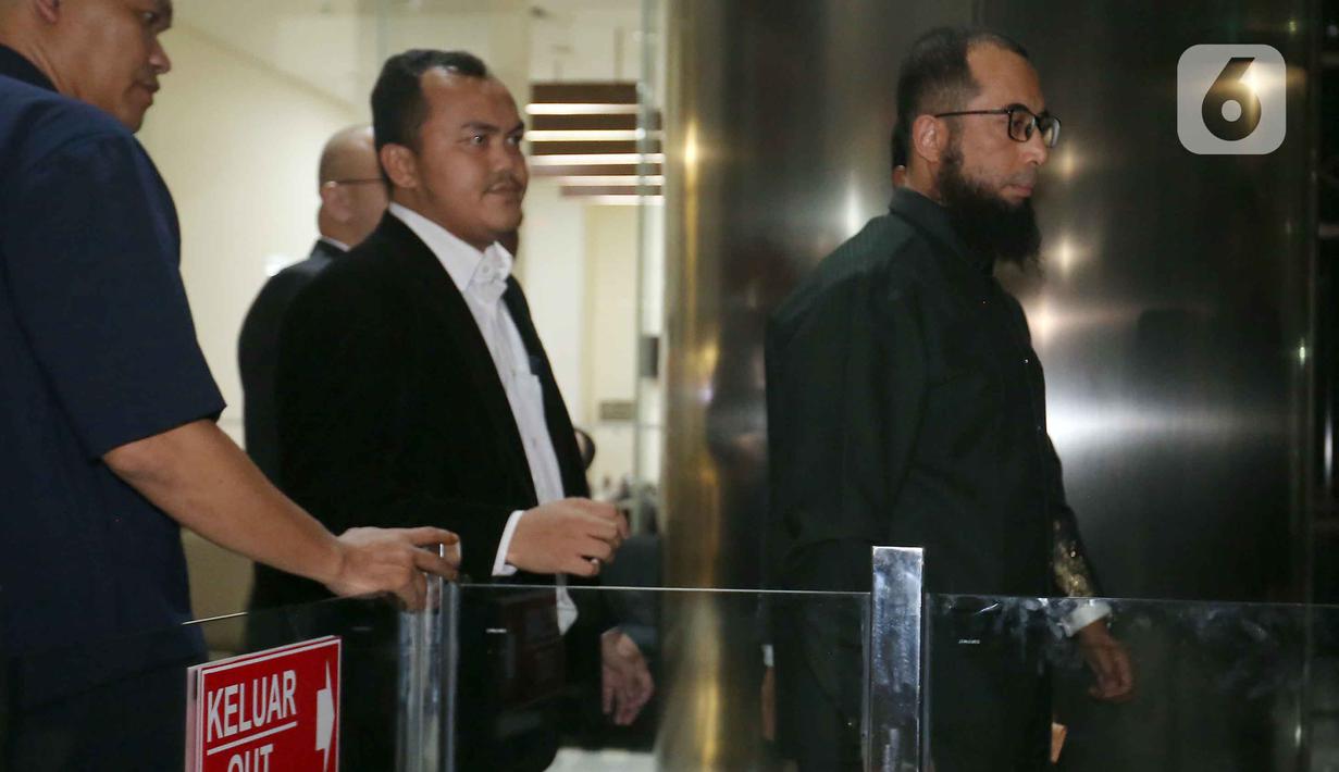 Pemeriksaan ini guna membongkar aliran dana berjenjang yang diduga melibatkan pejabat tinggi di Kementerian Agama (Kemenag). Tampak dalam foto, Direktur/Pemilik PT Zahra Oto Mandiri (Uhud Tour) yang juga pendakwah, Khalid Zeed Abdullah Basalamah (kanan), usai menjalani pemeriksaan di Gedung Merah Putih Komisi Pemberantasan Korupsi (KPK), Jakarta, Kamis (23/4/2026). (Liputan6.com/Helmi Fithriansyah)