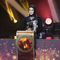 Pada malam penghargaan insan film Tanah Air, Festival Film Bandung 2016 ada yang berbeda dari penampilan artis Nabila Syakieb. Istri Reshwara Argya Radinal tampil cantik mengenakan Hijab. (Deki Prayoga/Bintang.com)