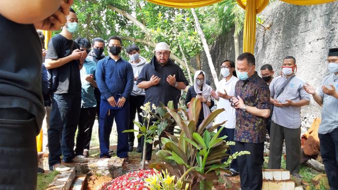 Pemakaman editor Metro TV Yodi Prabowo yang diduga menjadi korban pembunuhan. (Liputan6.com/Pramita Tristiawati)
