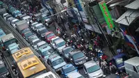 Selain karena jalan yang semakin menyempit. Para pengendara yang berhenti melihat pembongkaran ruko juga menjadi penyebab macetnya jalan di Jatinegara Barat, Jakarta Timur, Kamis (28/8/2014) (Liputan6.com/Faizal Fanani)