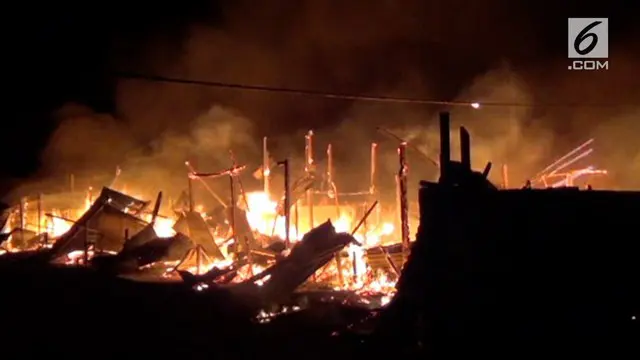 Belasan lapak dan kios di sebuah pasar, di Kelurahan Timika Jaya Distrik Mimika Baru Timika Papua, terbakar.