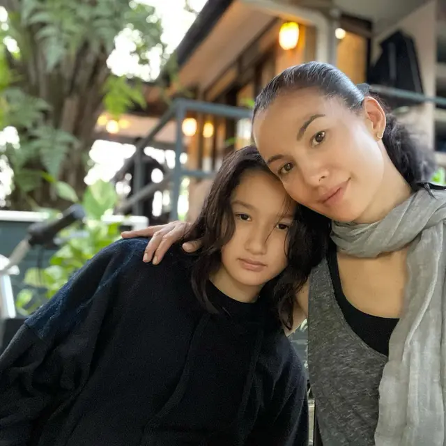 7 Potret Nadya Hutagalung Bareng Putri Bungsunya yang Putuskan Bergender Netral