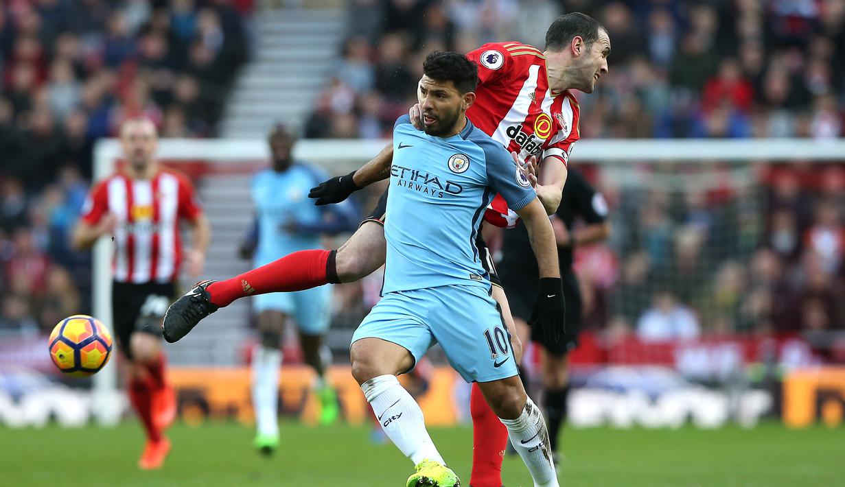 Pemain Sunderland, John O'Shea (kanan) berduel dengan penyerang Manchester City, Sergio Aguero pada laga Premier League di Stadium of Light, Sunderland, (5/3/2017). Manchester City menang 2-0.  (EPA/Nigel Roddis)