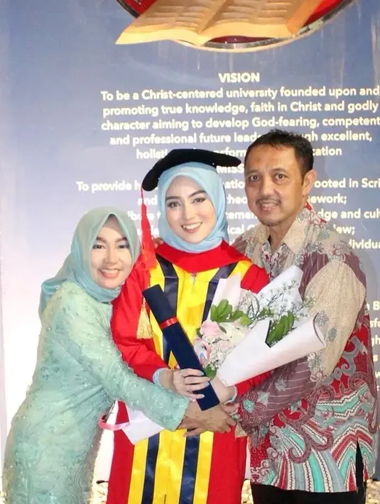 <p>Nabilah Ayu tak lupa mengucapkan terima kasih kepada kedua orangtuanya yang tampak begitu bangga dengan sang putri. (Instagram/nblh.ayu)</p>