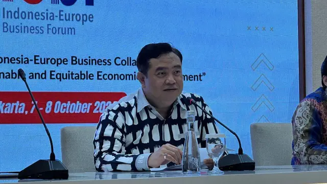 Direktur Jenderal (Dirjen) Amerika dan Eropa Kemlu Ri Umar Hadi dalam pernyataan pers kepada media terkait IEBF 2024 di Jakarta, Jumat (27/9/2024). (Liputan6.com/Benedikta Miranti)