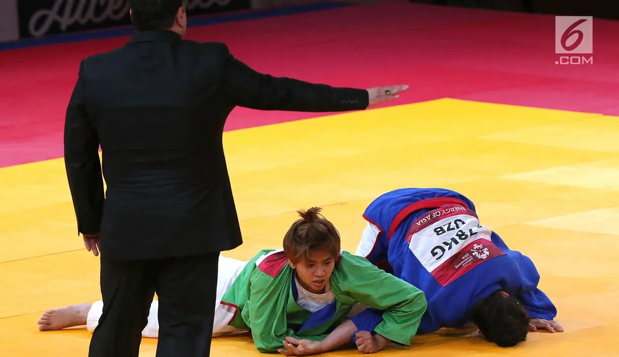 Atlet beladiri Kurash Indonesia, Szalsza Maulida saat bertarung dengan Kumush Yuldashova dari Uzbekistan di 16 besar kelas putri dibawah 78 kg di JCC Senayan, Jakarta, Kamis (30/8). Indonesia kalah 0-10 dari Uzbekistan. (Liputan6.com/Fery Pradolo)