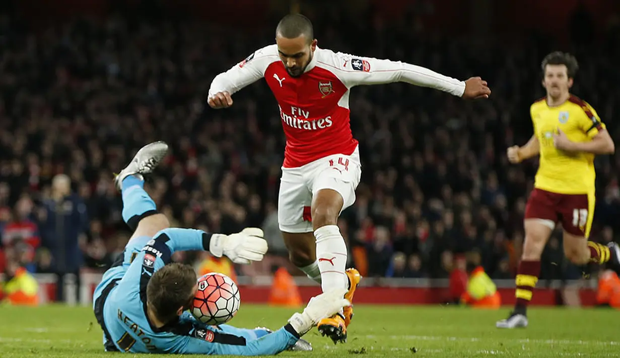 Penyerang sayap Arsenal, Theo Walcott, berusaha melewati kiper Burnley, Tom Heaton. Gol kemenangan Arsenal dicetak oleh bintang mereka, Alexis Sanchez pada menit ke-53. (Reuters/John Sibley)