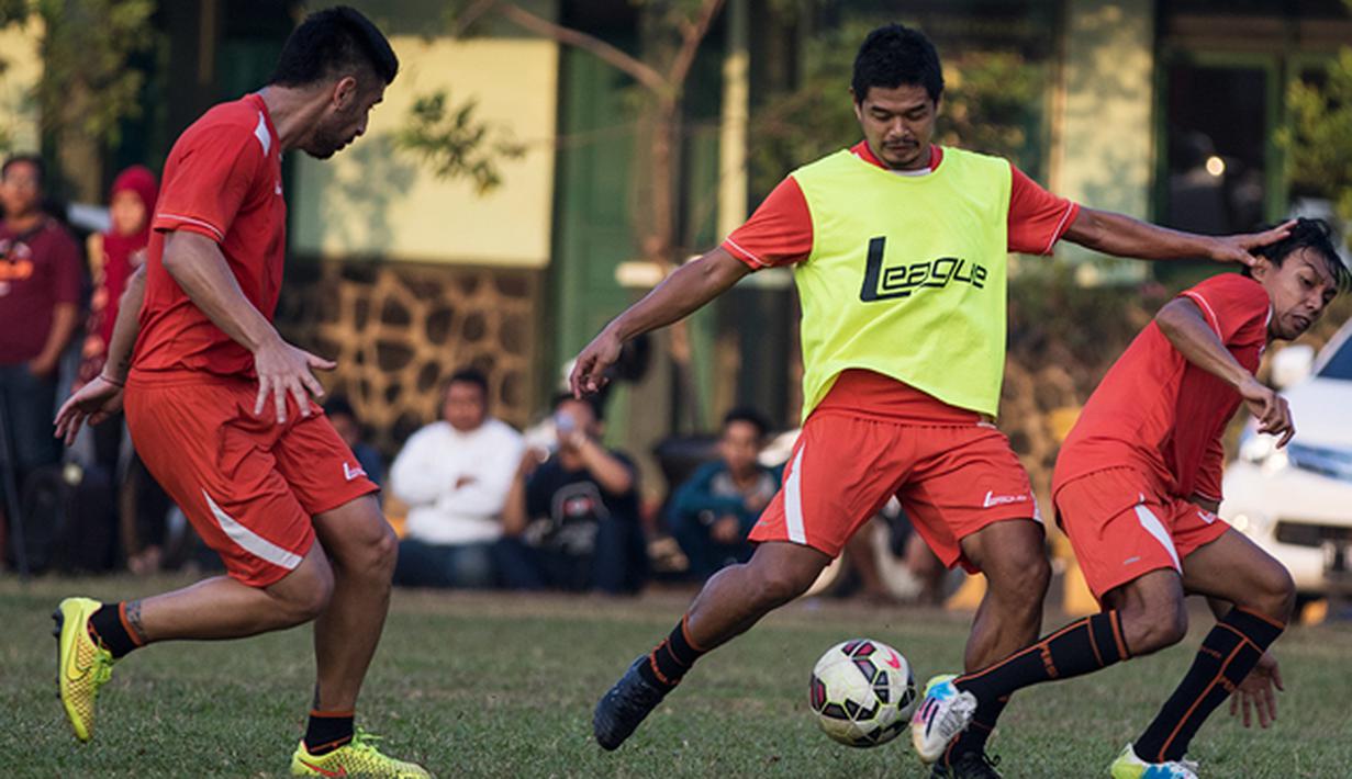 Penyerang Persija Jakarta, Bambang Pamungkas mencoba melakukan tembakan ke arah gawang saat mengikuti latihan bersama tim Macan Kemayoran jelang Piala Presiden 2015 di Lapangan Yon Zikon 14, Jakarta, Senin (24/8/2015). (Bola.com/Vitalis Yogi Trisna)