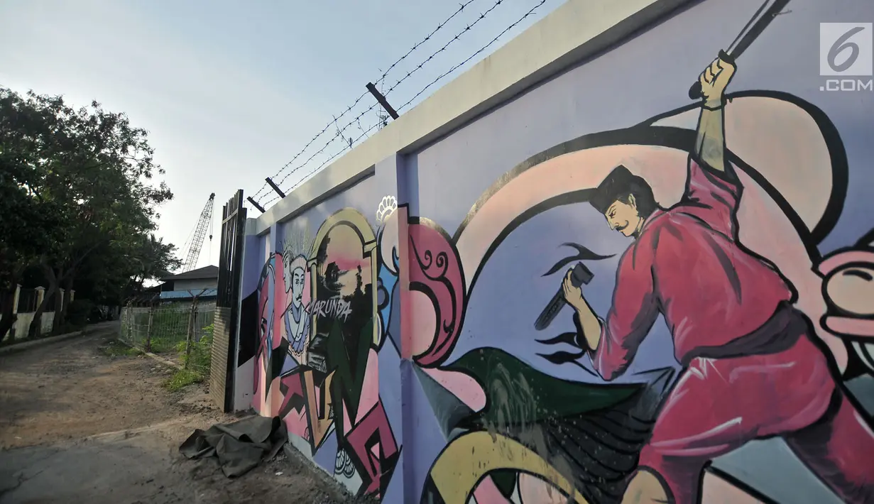 Mural pendekar Pitung terlihat di Kampung Pitung, Marunda, Jakarta, Senin (2/7). Mural-mural bernuansa Betawi kini menghiasi destinasi wisata rumah dan masjid Pitung. (Merdeka.com/Iqbal S. Nugroho)