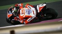 Pebalap Ducati, Jorge Lorenzo, menempati posisi kedelapan pada hari kedua tes pramusim MotoGP 2017 di Sirkuit Losail, Qatar, Sabtu (11/3/2017). (Crash)