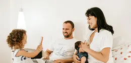 Meskipun di rumah, kamu bisa memiliki waktu berlibur yang menyenangkan dengan keluarga. (Foto: Unsplash.com/ Jonathan Borba)