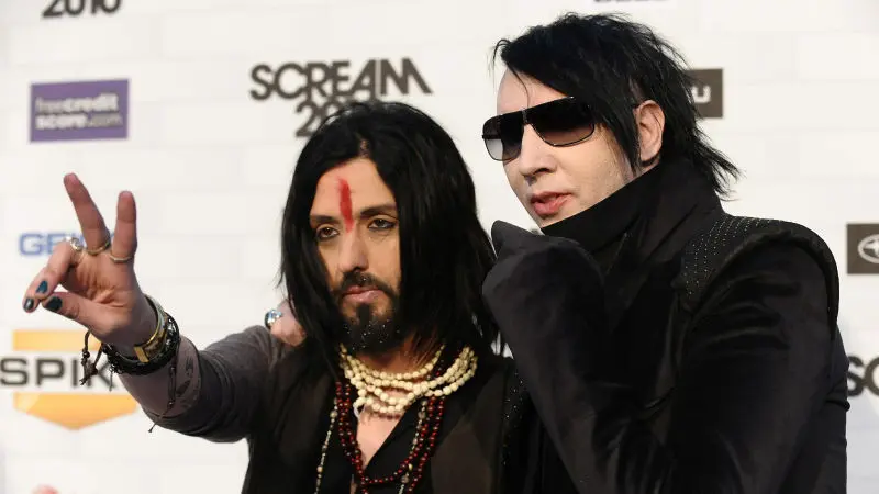 Marilyn Manson dan Bassistnya, Twiggy Ramirez (biography.com)