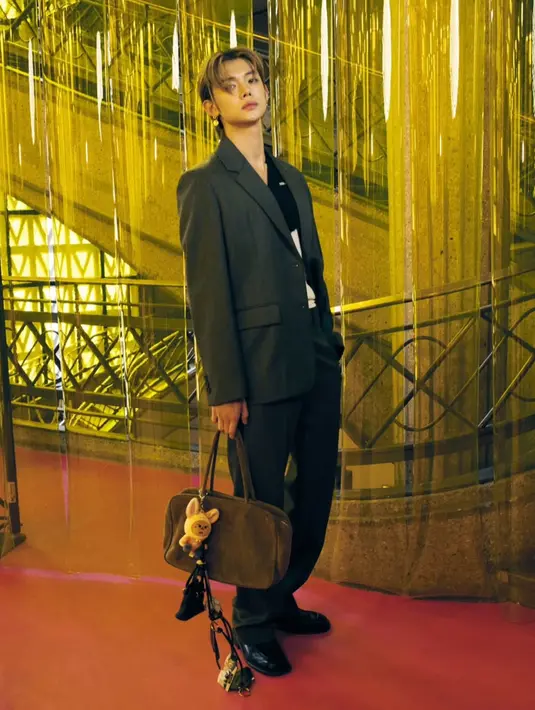 <p>Yeonjun member TXT juga hadir mengenakan setelan jas abu-abu senada dengan celana nya dipadukan inner hitam. Ia membawa handbag coklat. [@yawnzzn]</p>