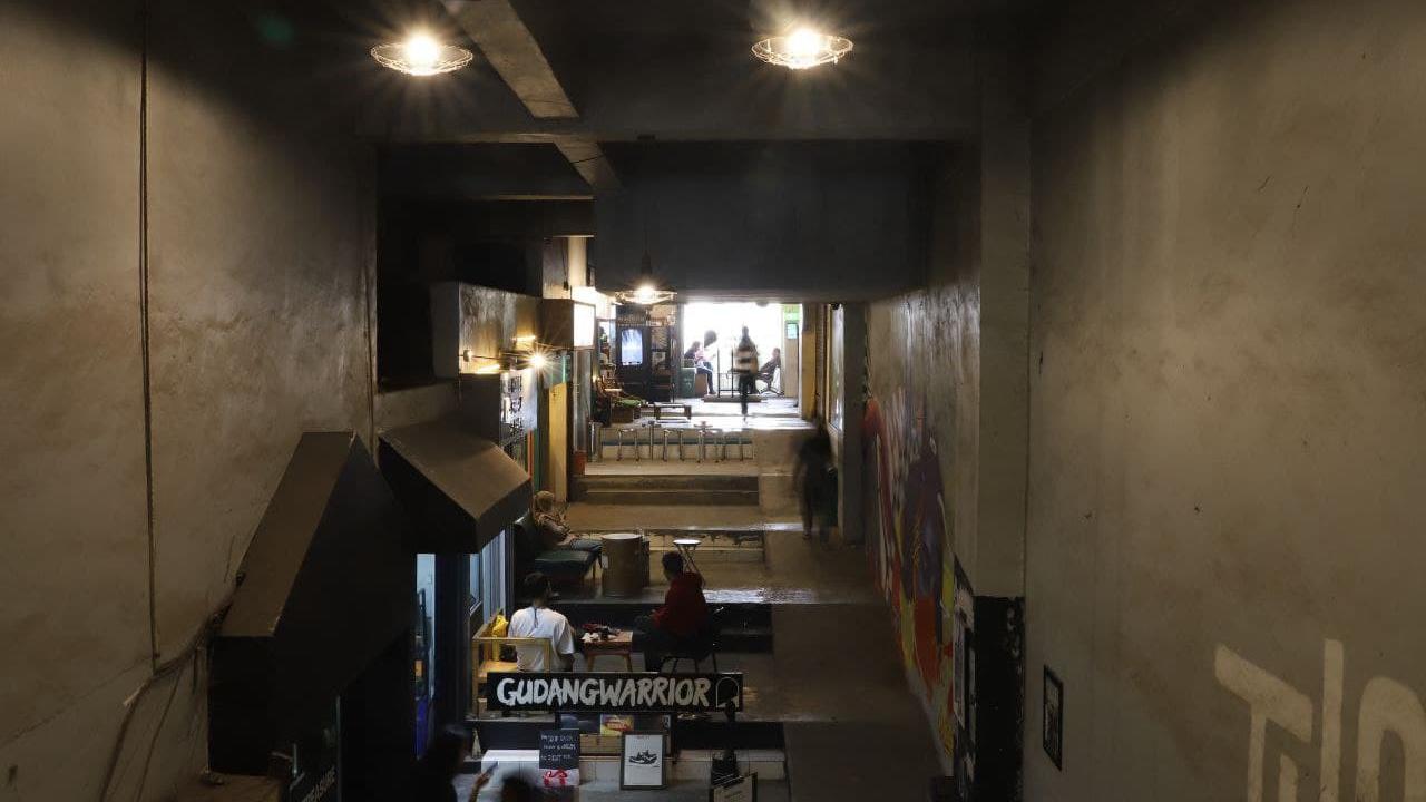 hallway, pasar kosambi