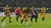 Penyerang Mitra Kukar, Rodrigo Ost Dos Santos (tengah) mencoba melewati Bek Persib, Hermawan saat laga Turnamen Piala Bhayangkara di Stadion Si Jalak Harupat, Soreang, Bandung, Kamis (17/3/2016). Laga berakhir imbang 1-1. (Liputan6.com/Helmi Fithriansyah)