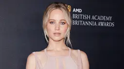 Pose Jennifer Lawrence saat tiba menghadiri ajang penghargaan British Academy of Film and Television Arts (BAFTA) di Beverly Hilton Hotel, California, AS (28/10). Jennifer Lawrence tampil cantik dengan gaun seksi. (REUTERS/Danny Moloshok)