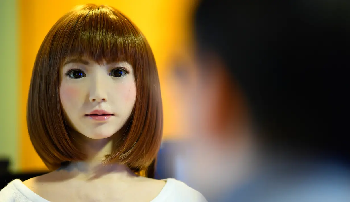 Sebuah robot humanoid bernama Erica dipresentasikan pada Konferensi Internasional IROS 2018 di Madrid, Spanyol (5/10). Erica telah dilatih untuk mendeteksi kata kunci dan menanggapi sebuah percakapan. (AFP Photo/Gabriel Bouys)
