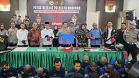 Gelar perkara penangkapan puluhan preman oleh Polresta Bandung, Senin, 12 Mei 2025. (Dok. Tribrata Polda Jabar).