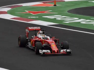 Pebalap Ferrari, Sebastian Vettel, mengungguli dua pebalap Mercedes, Lewis Hamilton dan Nico Rosberg, pada sesi latihan bebas F1 GP Meksiko, Sabtu (29/10/2016) dini hari WIB. (AFP/Yuri Cortez)
