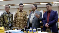 Mendagri Tjahjo Kumolo (kedua kiri) bersama Ketua Pansus RUU Pemilu Lukman Edy (kedua kanan), Wakil Ketua Ahmad Riza Patria (kanan) dan Yandri Susanto sebelum melakukan Rapat Kerja pembahasan RUU Pemilu, Jakarta, Kamis (13/7). (Liputan6.com/Johan Tallo)