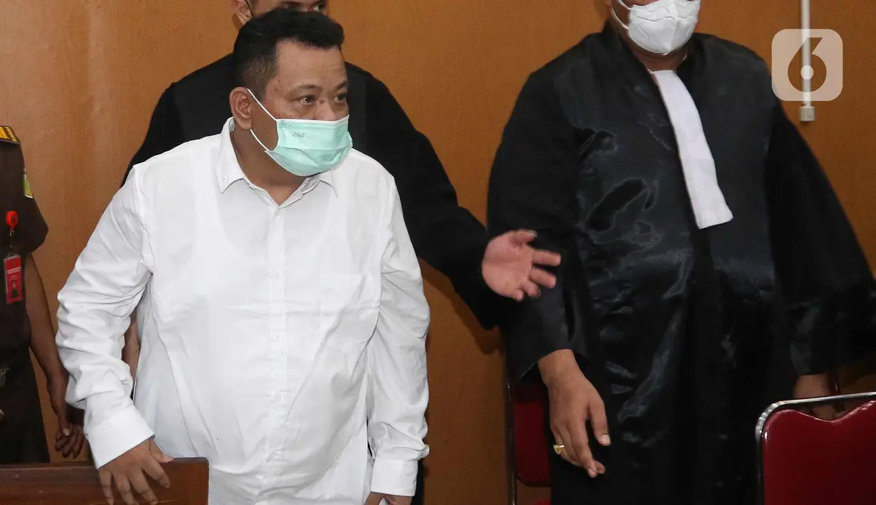 Asisten rumah tangga mantan Kadiv Propam Polri Ferdy Sambo, Kuat Ma’ruf (kiri) bersiap menjalani sidang perdana terkait kasus pembunuhan berencana Brigadir Nofriansyah Yosua Hutabarat atau Brigadir J di Ruang Utama Pengadilan Negeri Jakarta Selatan, Senin (17/10/2022). Kuat Ma’ruf didakwa terlibat dalam pembunuhan berencana Brigadir J. (Liputan6.com/Herman Zakharia)