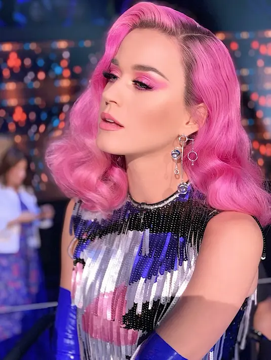 Tetap anggun dengan gaya rambut curly dan perpaduanan warna rambut pink. Tampilan unik Katy Perry saat menjadi judi salah satu ajang pencarian bakat. (sumber: Liputan6.com/IG/@katyperry)