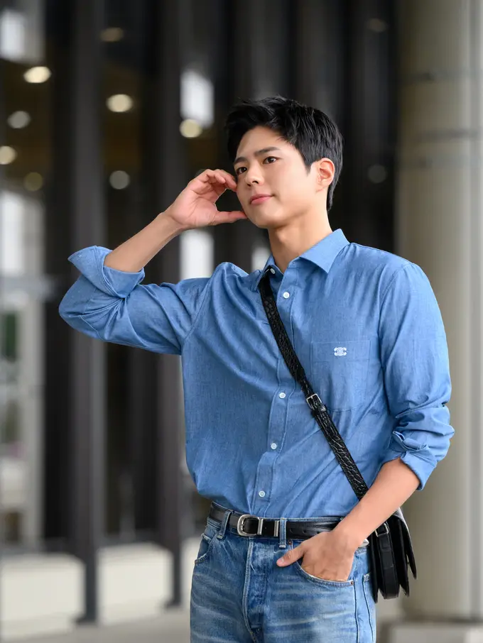 Park Bo Gum mengenakan outfit dari Celine