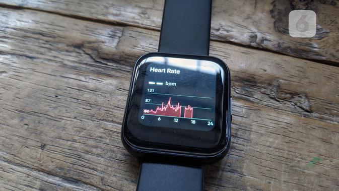 Sensor detak jantung, SpO2, dan pin magnetik untuk pengisian daya baterai Realme Watch. (Liputan6.com/ Yuslianson)