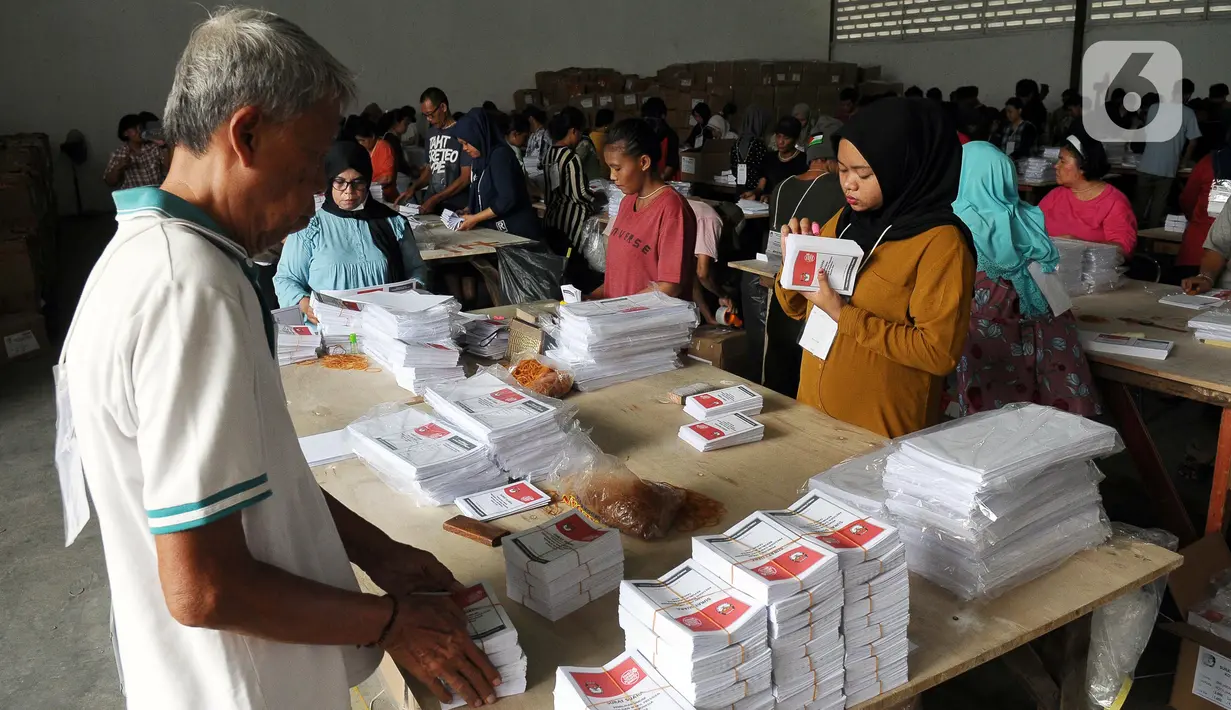 Kesibukan para pekerja saat melakukan penyortiran dan pelipatan surat suara Pilpres 2024 di Kawasan Industri Pulogadung, Jakarta, Rabu (10/1/2024). KPU Jakarta Timur menargetkan akan menyelesaikan penyortiran dan pelipatan 2.436.059 surat suara paling lambat pada 17 Januari 2024. (merdeka.com/Imam Buhori)