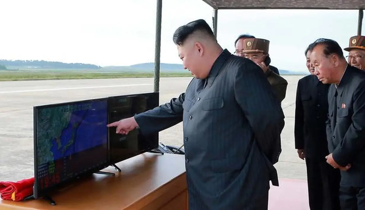 <p>Pemimpin Korea Utara, Kim Jong-Un mengawasi langsung uji coba peluncuran rudal balistik Hwasong-12 di lokasi yang tak diketahui pada foto yang dirilis Sabtu (16/9). Kim Jong-Un bersumpah akan menyempurnakan kekuatan nuklir negaranya. (KCNA/KNS via AP)</p>