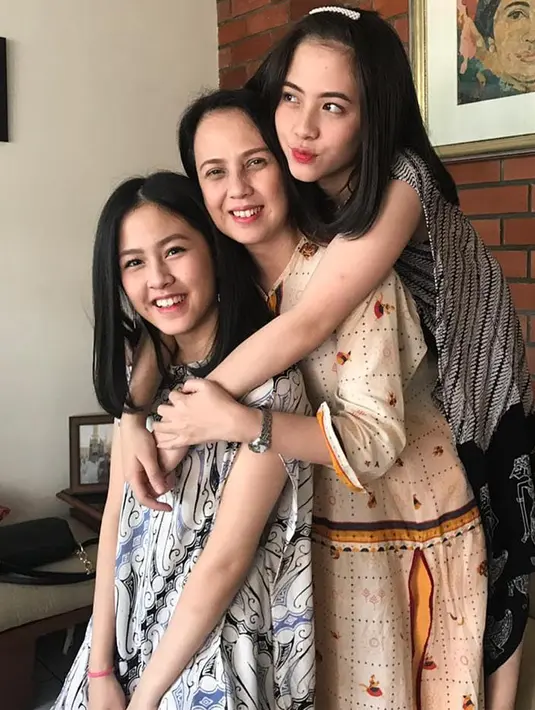 Potret keluarga Zara bersama sang ibu dan kakaknya. Mereka pun terlihat sangat akrab dan saling sayang. (Liputan6.com/IG/@iamopay)