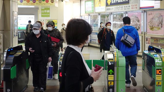 Sejumlah warga melewati gerbang tiket di Stasiun Meguro, Tokyo, Jepang (8/4/2020). Tidak seperti biasanya, kota Tokyo tampak sepi dengan banyak toko tutup dan hanya sedikit orang berada di jalanan pada (8/4), hari pertama setelah keadaan darurat diumumkan untuk membendung COVID-19. (Xinhua/Du Xiaoyi