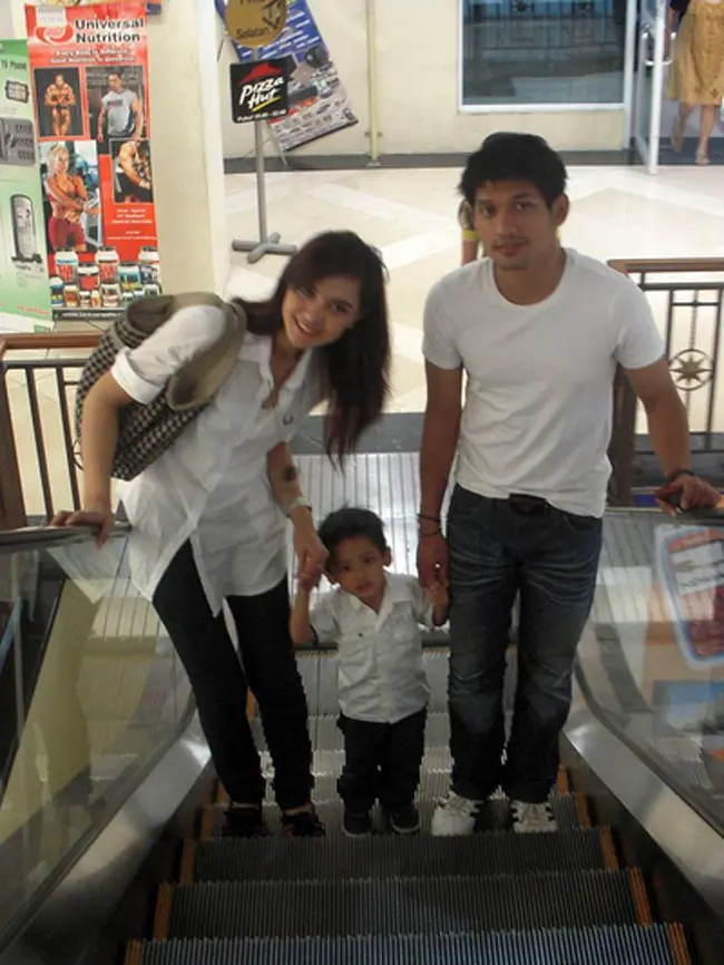 Presenter dan pemeran Ibnu Jamil dan Ade Maya tengah menjalani proses cerai di Pengadilan Agama Jakarta Selatan. Sebelum sidang dilanjutkan ke materi, pasangan yang menikah sejak 2006 itu masih diberi waktu mediasi di luar sidang.(Instagram/ibnujamilo)