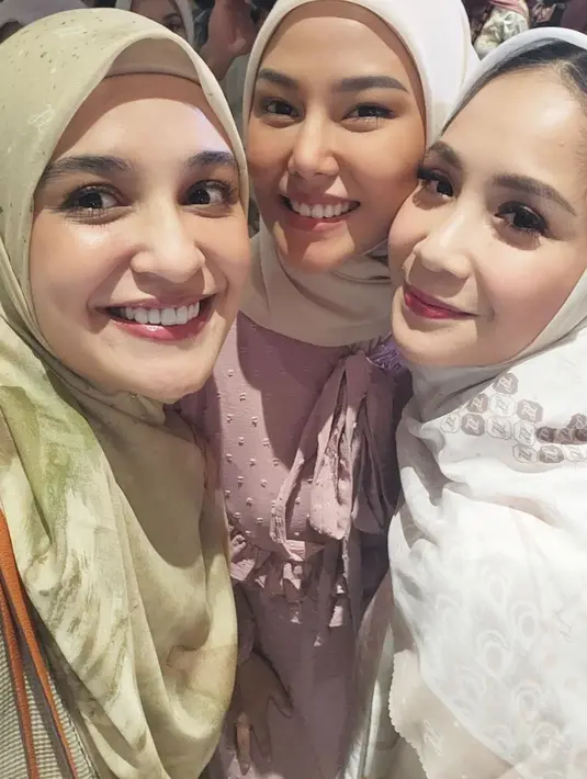 Shireen Sungkar tampil beda dengan dress dan hijab cokelat, serta tas Hermes Constance yang kontras [instagram/shireensungkar]