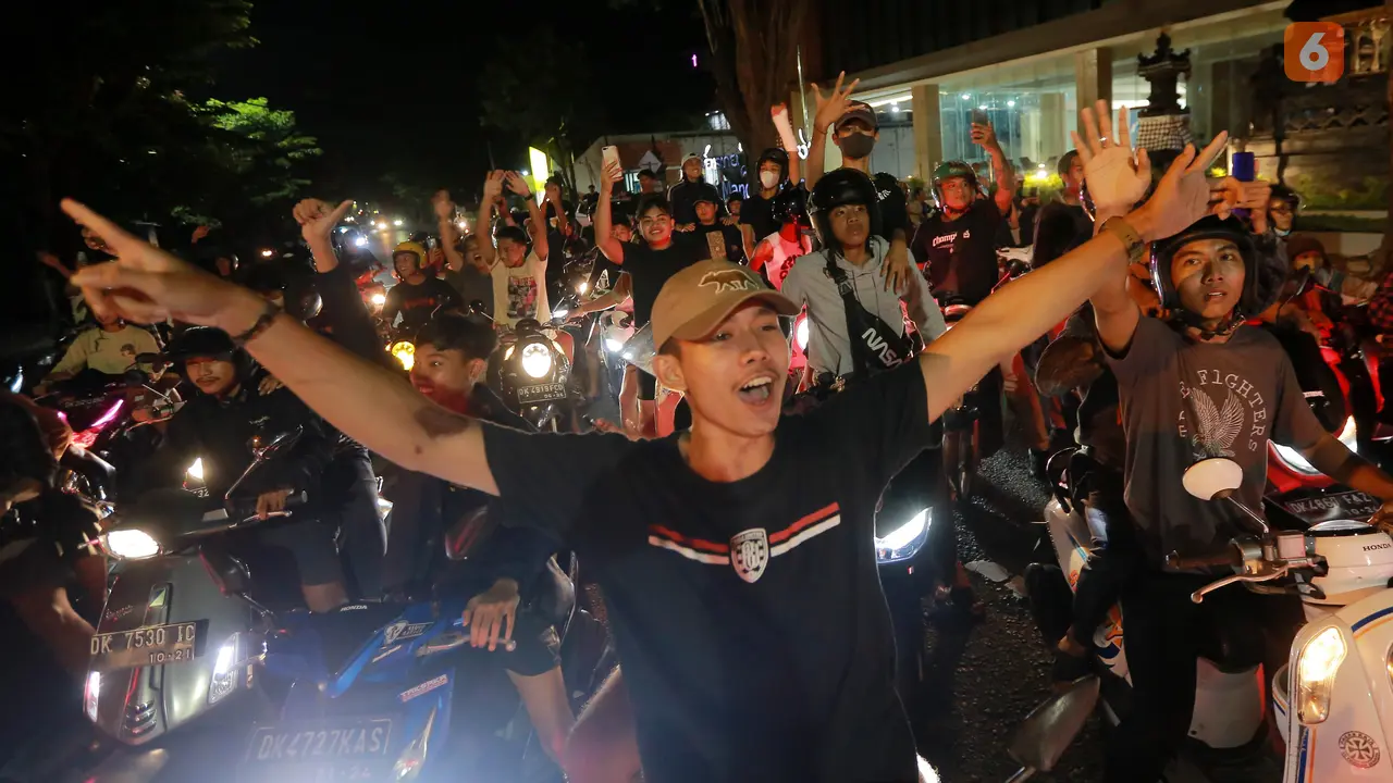 Foto: Juarai BRI Liga 1 2021/2022, Suporter Bali United Turun ke Jalan untuk Rayakan Keberhasilan Tim Kesayangan