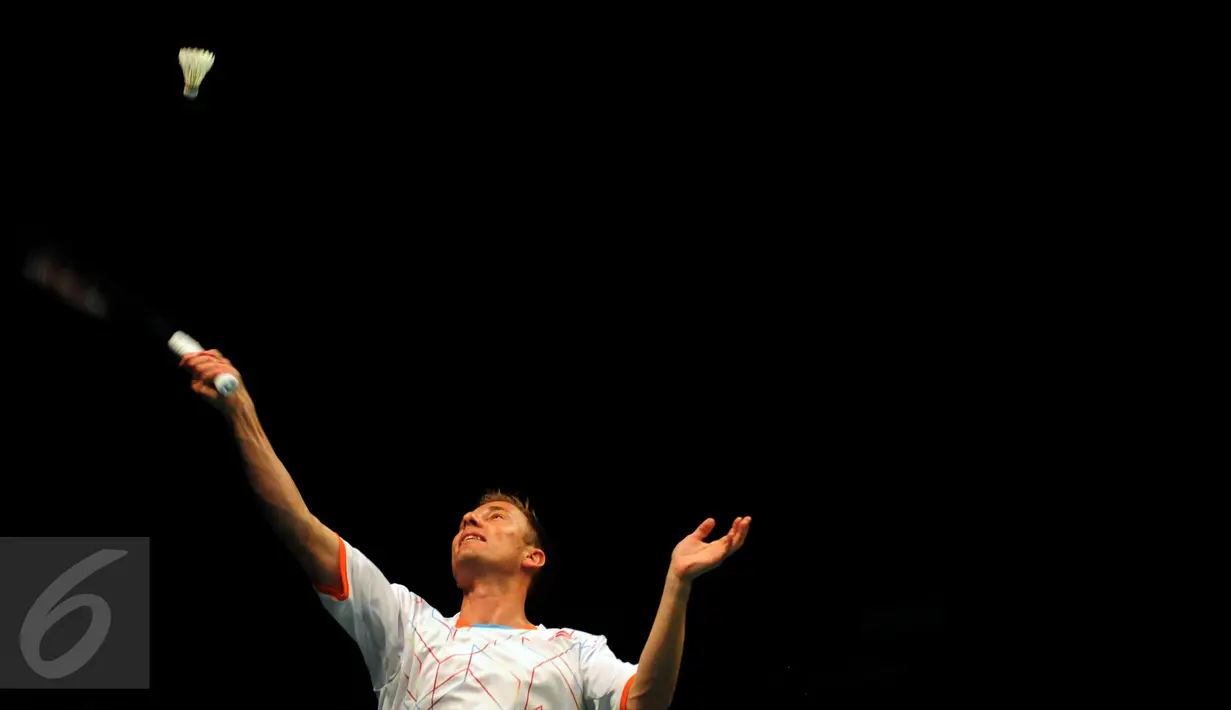 Pebulutangkis Denmark, Peter Gade Christensen saat mengikuti laga eksebisi The Legends Vision di GOR Asia Afrika, Jakarta, Senin (17/8/2015). Laga ini promosi buat para pebulutangkis muda. (Liputan6.com/Helmi Fithriansyah)