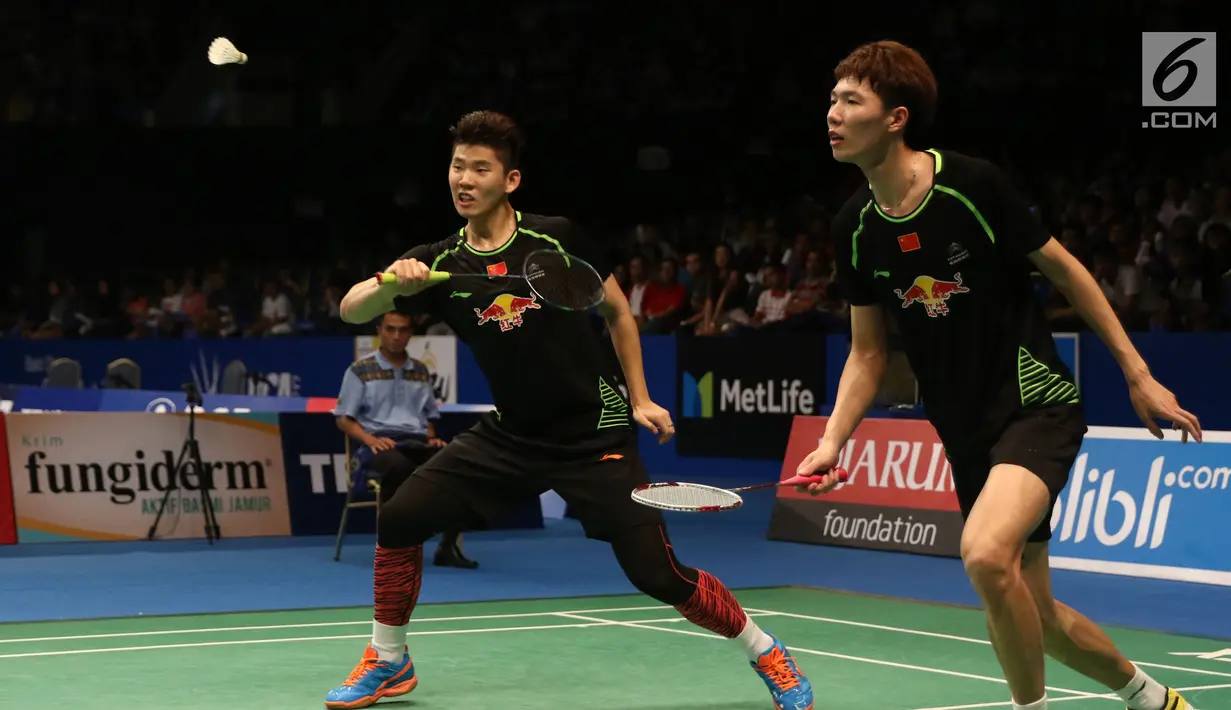 Ganda Putra Tiongkok Li Junhui/Liu Yuchen saat laga melawan Hendra Setiawan/Boon Heong Taan di babak 16 besar Indonsia Open 2017 di JCC Plenary Hall, Jakarta, Kamis (15/6). Hendra/Boon kalah 15-21, 15-21. (Liputan6.com/Helmi Fithriansyah)