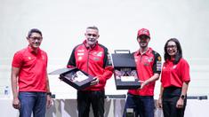 Presiden Direktur Shell Indonesia Ingrid Siburian (kanan) bersama dengan Vice President Marketing Lubricants Shell Indonesia Arie Satyanggoro (kiri) memberikan cenderamata kepada Ducati Corse Sporting Director Mauro Grassilli (kedua kiri) dan Ducati Rider Francesco Bagnaia (kedua kanan) berupa kemeja batik sebagai apresiasi dan semangat dalam rangka menyambut ajang kompetisi MotoGP 2024 pada acara Konferensi Pers Shell Advance dan Ducati Corse di Jakarta (25/09). (Dok. Shell Adavance)