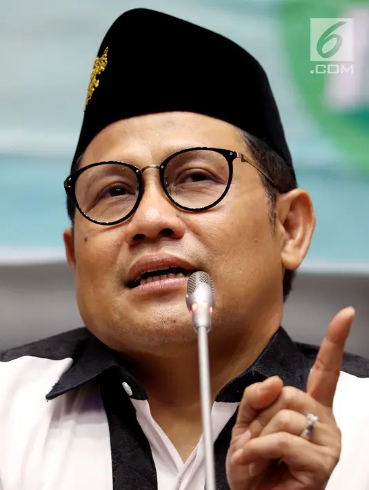 Wakil Ketua MPR Muhaimin Iskandar (tengah) memberi sambutan dalam Parlemen Santri Angkatan IV F-PKB MPR RI, Jakarta, Kamis (19/4). Cak Imin didampingi Ketua F-PKB MPR Jazilul Fawaid dan Plt Ketua F-PKB DPR Cucun Syamsurizal. (Liputan6.com/Johan Tallo)