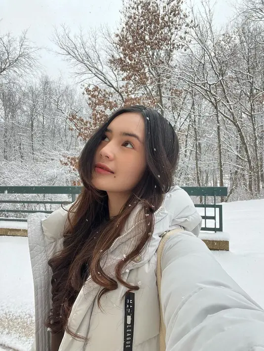 Minggu lalu ia mengunggah momen saat dirinya mulai jatuh hati dengan olahraga ski. [Instagram @bebytsabina]