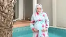 Sejak memutuskan berhijab dan menikah degan Ustad Solmed, style berbusanan April memang menginspirasi. Coba lihat saja, ditengah hamil besar April kerap menggunakan busana yang modis dan cantik menawan pastinya. (Instagram/apriljasmine)