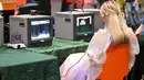 Seorang pengunjung memainkan permainan retro di pameran video game Gamescom di Cologne, Jerman bagian barat pada 23 Agustus 2023. (AFP/Ina Fassbeder)