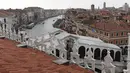 Pemandangan dari gedung "Fondaco dei Tedeschi" menunjukkan Kanal Besar di Venesia, Italia (4/11/2019). Venesia dikunjungi oleh hampir 30 juta turis setiap tahunnya. (AFP Photo/Miguel Medina)